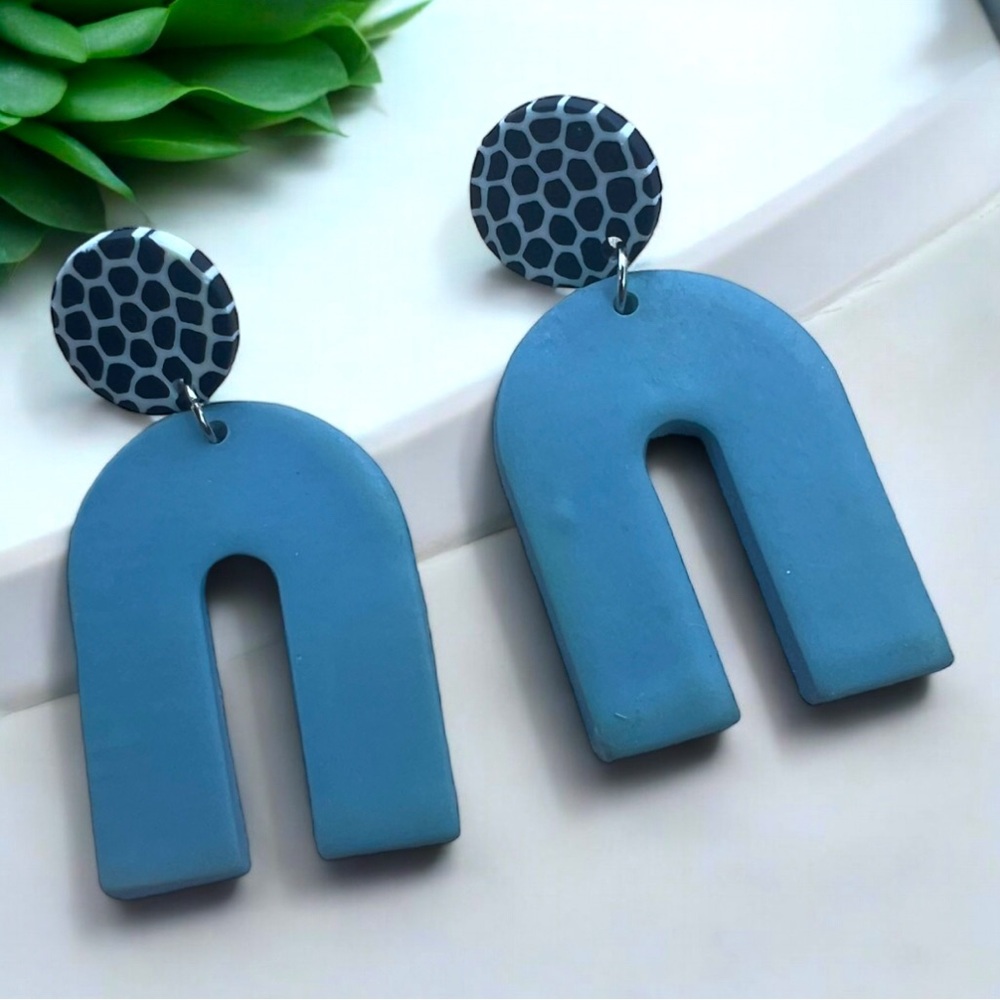 Gray  Arch Stud Earrings